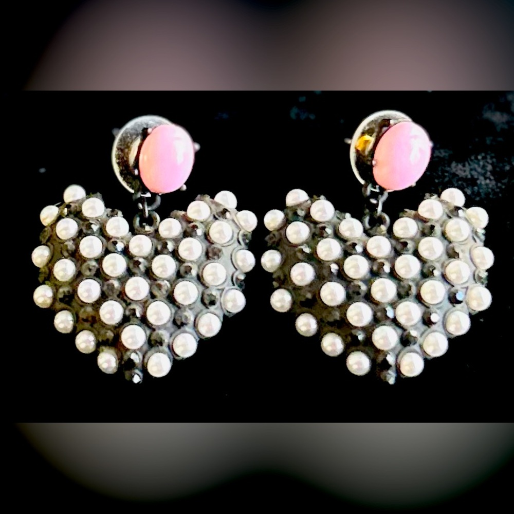 Betsey Johnson Wonderland Black
Crystal Heart Pearl and Pink
Earrings
Pre owned